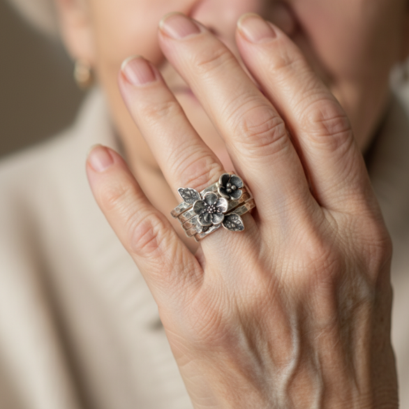 Régi stílusú, réteges gyűrű virággal ezüstből