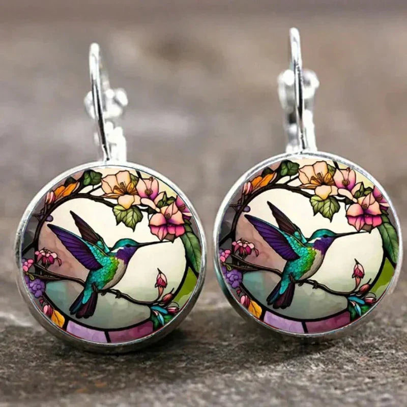 Hummingbird formájú medállal ellátott nyaklánc üveg kupolával