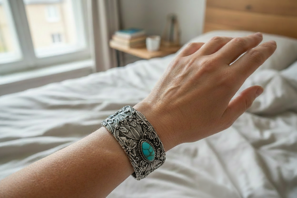 Mão com pulseira de prata e turquesa - sem café