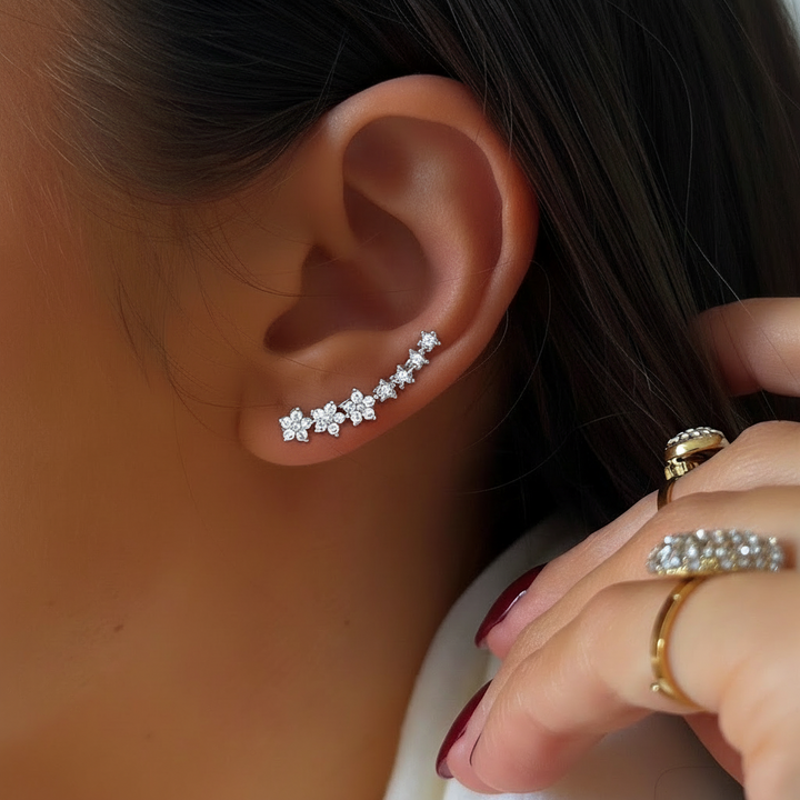 Mulher com brincos ear climber de diamantes